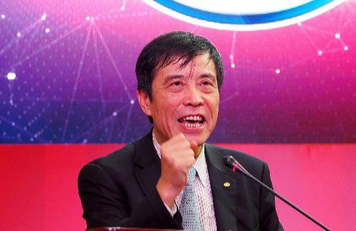 韩红深情演绎《回家》情绪翻涌引听众破防狙击五班澄澈笑容“热血让青春闪光”电影《狙击手》主题曲《回家》由韩红深情献唱，董冬冬作曲、编曲，陈曦作词，国际首席爱乐乐团弦乐演奏